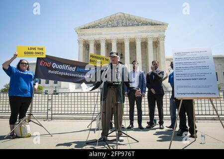 Washington, Stati Uniti. 20 maggio 2021. Ben Cohen, co-fondatore di ben & Jerry's Ice Cream, parla durante una conferenza stampa al di fuori della Corte Suprema degli Stati Uniti su Capitol Hill a Washington, DC giovedì 20 maggio 2021. Cohen e Jerry Greenfield hanno tenuto un evento per dare fuori il gelato e 'il congresso di demand ha superato la riforma significativa della polizia ed ha posto fine all'immunità qualificata.' Foto di Sarah Silbiger/UPI Credit: UPI/Alamy Live News Foto Stock