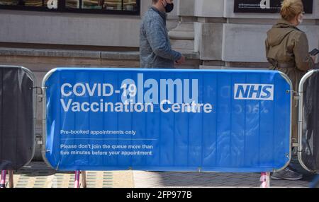 Londra, Regno Unito. 19 maggio 2021. Cartello NHS COVID-19 Vaccination Center presso il Museo della Scienza di Londra. Credit: Vuk Valcic/SOPA Images/ZUMA Wire/Alamy Live News Foto Stock