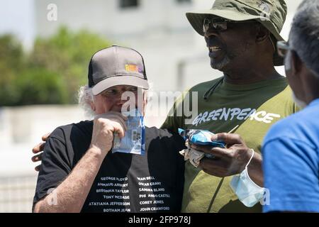 Washington, Stati Uniti. 20 maggio 2021. Ben Cohen, a sinistra, co-fondatore di ben & Jerry's Ice Cream, mangia il gelato fuori della Corte Suprema degli Stati Uniti su Capitol Hill a Washington, DC giovedì 20 maggio 2021. Cohen e Greenfield hanno tenuto una conferenza stampa per dare fuori il gelato e 'il congresso di demand ha superato la riforma significativa della polizia ed ha posto fine all'immunità qualificata.' Foto di Sarah Silbiger/UPI Credit: UPI/Alamy Live News Foto Stock