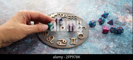 oroscopo zodiaco simbolo con mani fortune-teller e cristalli di guarigione su sfondo rustico Foto Stock