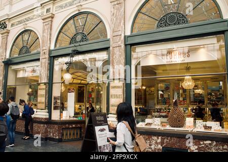 Bruxelles, Belgio - Giugno 15 2018: Persone di fronte a una famosa cioccolateria nelle Gallerie reali di Saint-Hubert a Bruxelles Foto Stock