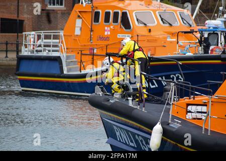 RNLI Shannon Classe Lifeboat 13 - 12 che esegue il loro Doveri a Sovereign Harbour con RNLI Tamar 16 - 23 sullo sfondo Foto Stock