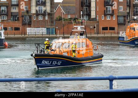 RNLI Shannon Class Lifeboat 13 - 12 manovrare intorno a Sovererign Porto Foto Stock