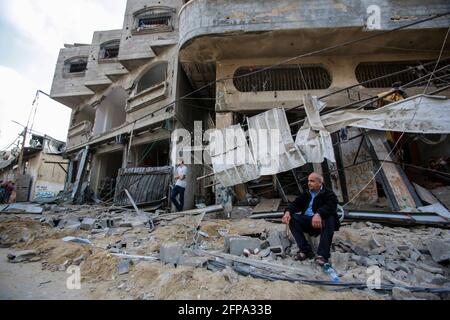 Gaza, Palestina. 20 maggio 2021. L'uomo palestinese siede di fronte alla sua casa distrutta dopo gli attacchi aerei israeliani nel campo profughi di Jabaliya. Israele e i palestinesi sono impantanati nel loro peggiore conflitto in anni, mentre Israele sterza la striscia di Gaza con attacchi aerei e artiglieria, mentre i militanti di Hamas lanciano razzi nello stato ebraico. Credit: SOPA Images Limited/Alamy Live News Foto Stock