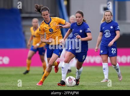 Everton's Jill Scott (a sinistra) e Chelsea's Melanie Leupolz in azione durante la quinta partita della Vitality Women's fa Cup a Kingsmeadow, Londra. Data immagine: Giovedì 20 maggio 2021. Foto Stock