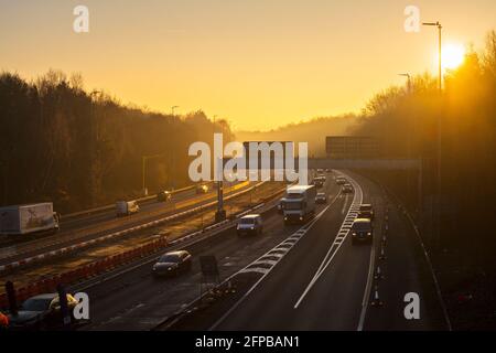 L'autostrada M27 è in fase di trasformazione in un'autostrada intelligente vicino allo svincolo 4 con la M3 nei pressi di Southampton nel febbraio 2019. Foto Stock