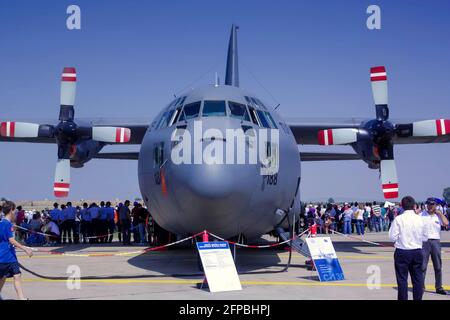 İzmir, TURCHIA - Giugno 04 2011: Diversi aerei dell'Aeronautica Turca, tra cui C-130 Ercole si riuniscono per una celebrazione del centesimo esercito dell'Aeronautica Turca Foto Stock