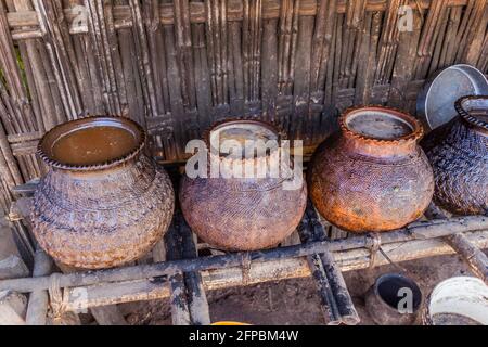 Navi per la fermentazione di un vino di palma in Myanmar Foto Stock