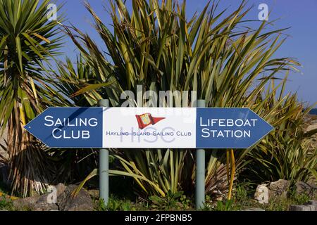 Cartello per Hayling Island Sailing Club e la stazione di Lifeboat, Sandy Point, Hayling Island, Hampshire, Inghilterra, REGNO UNITO Foto Stock
