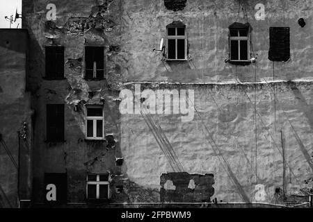 Facciata di un edificio decadente in una piccola cittadina Polonia Foto Stock