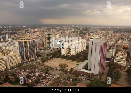 KENIA, NAIROBI - 29 luglio 2018: Vista dal tetto del Centro Congressi Internazionale di Kenyatta verso il quartiere Centrale degli Affari Foto Stock