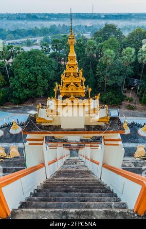 Ripidi passi della Pagoda Mahazedi a Bago, Myanmar Foto Stock