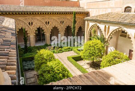 Il cortile di Santa Isabel nel Palazzo Aljaferia medievale Islamico di Saragozza, Aragona Spagna Foto Stock