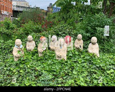 Crossbones Gardens, Londra, maggio 2021. Statue Jizo, che danno chiusura a donne che hanno portato male o dato alla nascita di un neonato. Foto Stock