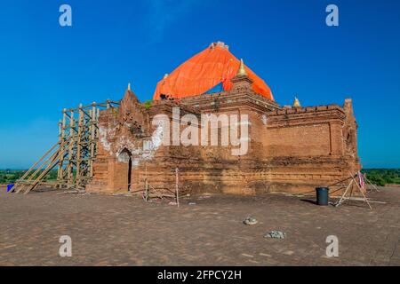 Tetto del tempio di Pyathada Paya danneggiato dal terremoto del 2016, Bagan, Myanmar Foto Stock