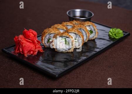 panini al forno con gamberi, salsa, zenzero e wasabi. Foto Stock