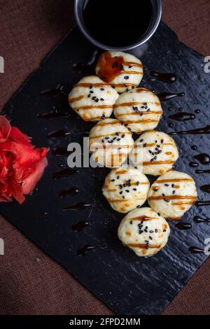 panini al forno con anguilla e formaggio e salsa Foto Stock