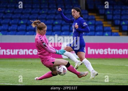 Sam Kerr di Chelsea spara in gol, negato dal portiere di Everton Sandy MacIver durante la partita del quinto round della Vitality Women's fa Cup a Kingsmeadow, Londra. Data immagine: Giovedì 20 maggio 2021. Foto Stock