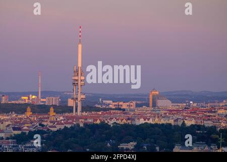 Una vista in prima serata sulla città di Praga dalla piattaforma panoramica della Torre Petrin, dove è possibile vedere la Torre televisiva Zizkov in stile brutalista. Foto Stock