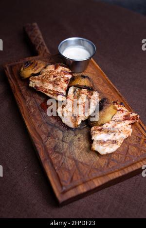 bistecche di pollo con funghi e salsa sulla tavola Foto Stock