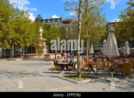 Caffè e monumento nella piazza della città di Carcassonne Francia. Foto Stock