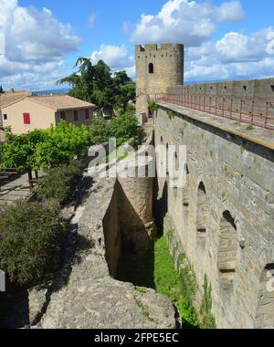 Parte delle mura della città di Carcassonne con torre in una giornata di sole. Foto Stock