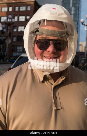 Seattle, Stati Uniti. 1 aprile 2021. A metà giornata, un uomo al Pike Place Market indossava un respiratore per flusso d'aria 3M, al culmine dell'epidemia di Covid. Foto Stock