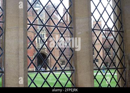 Porta di Anne Boleyn vista attraverso una finestra di vetro con piombo, costruita per Enrico VIII nel 1540, Hampton Court, Londra Foto Stock