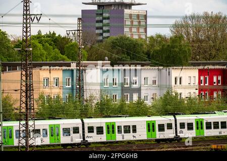 Linea ferroviaria di Oberhausen, treno locale, treno regionale espresso, partenza dalla stazione centrale di Oberhausen, direzione est, NRW, Germania, Foto Stock