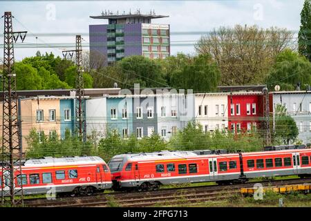 Linea ferroviaria di Oberhausen, treno locale, treno regionale espresso, partenza dalla stazione centrale di Oberhausen, direzione est, NRW, Germania, Foto Stock