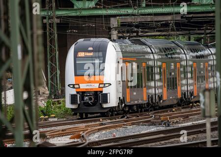 Linea ferroviaria di Oberhausen, traffico regionale, treno RRX, Rhein-Ruhr-Express, RE5 sulla strada per Wesel, NRW, Germania, Foto Stock