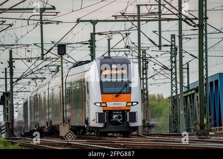 Linea ferroviaria di Oberhausen, traffico regionale, treno RRX, Rhein-Ruhr-Express, RE5 sulla strada per Wesel, NRW, Germania, Foto Stock