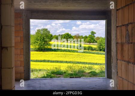 Splendido paesaggio rurale visto dalla finestra di una casa di recente costruzione. Il concetto di costruzione di una casa fuori della città. Idillio Foto Stock