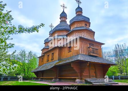 L'alta chiesa in legno di intercessione della Vergine Santa con cupole sceniche, coperto di scale di legno, Mamajeva Sloboda Cossack Village, Kyiv, Ucraina Foto Stock
