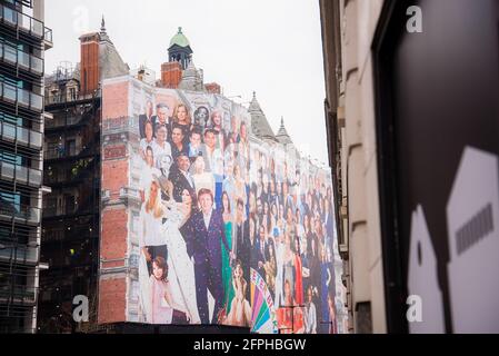 Londra, UK - 27 gennaio 2017: Un muro di volti famosi dipinto sul lato di un edificio a Londra il 27 gennaio 2017. Foto Stock