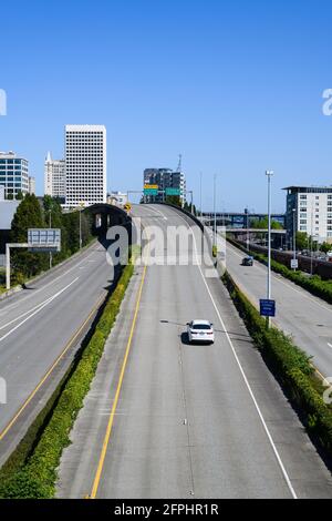 Tacoma, WA, USA - 16 maggio 2021; uscite per auto singola dall'Interstate 705 a Tacoma verso Pacific Avenue. Si tratta di una breve superstrada che collega all'Interstate 5 Foto Stock