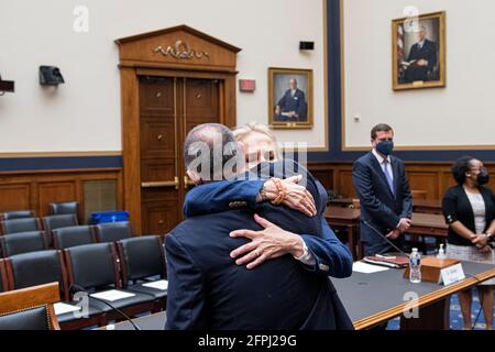 Washington, Stati Uniti d'America. 20 maggio 2021. Il rappresentante degli Stati Uniti Madeleine Dean (democratico della Pennsylvania) abbracca Fred Guttenberg, autore e Gun Safety Advocate a appare davanti a un Comitato della Camera sulla Giustizia | sottocommissione sulla criminalità, il terrorismo e la sicurezza interna udendo "una crisi infinita: Passi essenziali per ridurre la violenza delle armi da fuoco e le sparatorie di massa" nel Rayburn House Office Building di Washington, DC, giovedì 20 maggio 2021. Credit: Rod Lamkey/CNP/Sipa USA Credit: Sipa USA/Alamy Live News Foto Stock