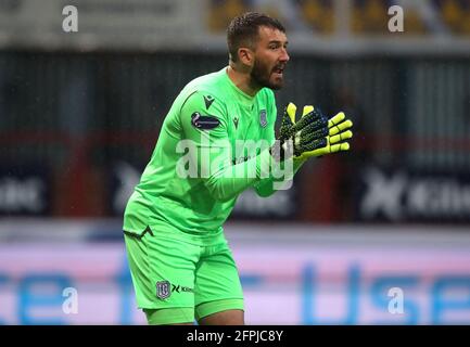 Il portiere di Dundee Adam Legzdins durante le finali di Play-off della prima serie scozzese, prima partita allo stadio Kilmac di Dundee. Data immagine: Giovedì 20 maggio 2021. Foto Stock