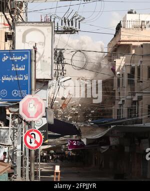 (210520) -- GAZA, 20 maggio 2021 (Xinhua) -- Foto scattata il 20 maggio 2021 mostra esplosioni a seguito di attacchi aerei israeliani nella città di Khan Younis, nella striscia di Gaza meridionale. Dall'inizio della campagna militare israeliana del 10 maggio, Israele ha colpito Gaza con attacchi aerei e artiglieria che hanno distrutto edifici residenziali, strade e altre infrastrutture. Secondo i funzionari sanitari palestinesi della striscia di Gaza, almeno 227 palestinesi sono stati uccisi, di cui 64 bambini e 38 donne. In Israele sono state uccise 12 persone, tra cui un ragazzo di cinque anni e un soldato. (Foto di Yasser Qudih/Xin Foto Stock