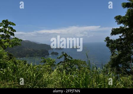 Vista della Baia di Maracas dal punto panoramico di Maracas, che si trova sulla catena montuosa settentrionale di Trinidad. Questo punto panoramico è una delle principali destinazioni turistiche. Foto Stock