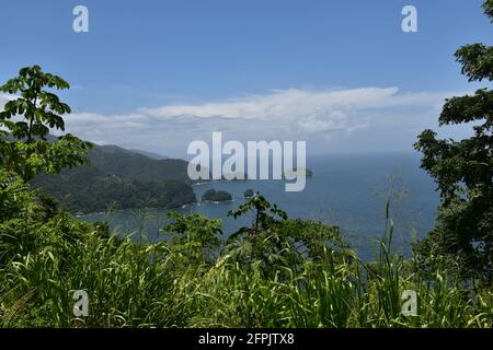 Vista della Baia di Maracas dal punto panoramico di Maracas, che si trova sulla catena montuosa settentrionale di Trinidad. Questo punto panoramico è una delle principali destinazioni turistiche. Foto Stock