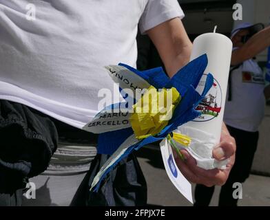 Roma, Italia. 20 maggio 2021. L'Unione del Commercio della polizia (SAP) portando fiori e candele sul luogo di morte di Mario Cerciello Rega, Roma, Italia, il 20 maggio 2021. Il poliziotto di 35 anni è stato pugnalato a morte il 26 luglio 2019. (Foto di Elisa Gestri/Sipa USA) Credit: Sipa USA/Alamy Live News Foto Stock