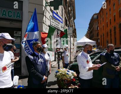 Roma, Italia. 20 maggio 2021. L'Unione del Commercio della polizia (SAP) portando fiori e candele sul luogo di morte di Mario Cerciello Rega, Roma, Italia, il 20 maggio 2021. Per l'omicidio di Cerciello, due studenti statunitensi sono stati condannati a vita in carcere il 5 maggio 2021. (Foto di Elisa Gestri/Sipa USA) Credit: Sipa USA/Alamy Live News Foto Stock