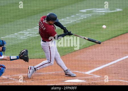 Arizona Diamondbacks terzo baseman Eduardo Escobar (5) vola a sinistra campo durante una partita di MLB contro i Los Angeles Dodgers, mercoledì 19 maggio 2 Foto Stock