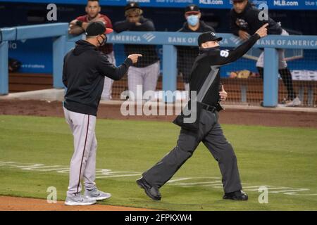 Il manager degli Arizona Diamondbacks Torey Lovullo (17) è buttato fuori da umpire Will Little (93) per discutere una chiamata durante una partita MLB, mercoledì 19 maggio 2021 Foto Stock