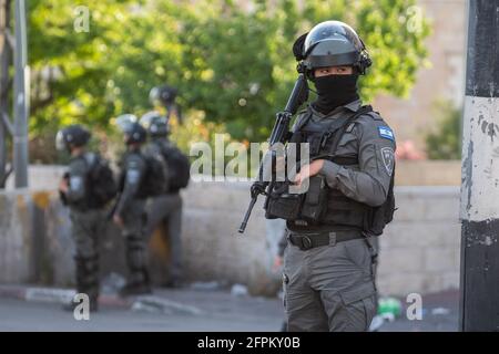 (210520) -- BETHLEHEM, 20 maggio 2021 (Xinhua) -- i poliziotti di frontiera israeliani sono posizionati durante una protesta contro i continui attacchi aerei israeliani sulla striscia di Gaza, nella città di Bethlehem, in Cisgiordania, il 20 maggio 2021. Dall'inizio della campagna militare israeliana del 10 maggio, Israele ha colpito Gaza con attacchi aerei e artiglieria che hanno distrutto edifici residenziali, strade e altre infrastrutture. Secondo i funzionari sanitari palestinesi della striscia di Gaza, almeno 227 palestinesi sono stati uccisi, di cui 64 bambini e 38 donne. In Israele sono state uccise 12 persone, tra cui cinque anni Foto Stock