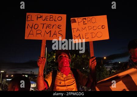 Bogota, Cundinamarca, Colombia. 19 maggio 2021. Demonstratorshold up manifesti che dicono 'il popolo non ha armi, ma non teme', come le manifestazioni a BogotÃ¡ aumentare il 20 maggio 2021 nel contesto di uno sciopero nazionale in Colombia contro la riforma fiscale e il governo di ivan duke. Credit: Daniel Romero/LongVisual/ZUMA Wire/Alamy Live News Foto Stock