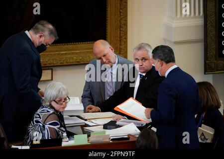 Austin, Texas, Stati Uniti. 22 Apr 2021. I legislatori della Texas House lavorano per negoziare, scrivere leggi e passare fatture alla 87a sessione del Texas Legislature ad Austin. Ciascuno dei 150 membri è eletto a due anni. Rappresentanti di stato. TONY TINDERHOLT (l) e BRIAN SLAYTON, (r) lavorano per una mozione di procedura. Credit: Bob Daemmrich/ZUMA Wire/Alamy Live News Foto Stock