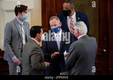 Austin, Texas, Stati Uniti. 22 Apr 2021. I legislatori della Texas House lavorano per negoziare, scrivere leggi e passare fatture alla 87a sessione del Texas Legislature ad Austin. Ciascuno dei 150 membri è eletto a due anni. Stato Rep. QUATTRO PREZZO, R-Amarillo (maschera blu) parla con i membri. Credit: Bob Daemmrich/ZUMA Wire/Alamy Live News Foto Stock