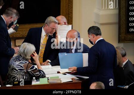 Austin, Texas, Stati Uniti. 22 Apr 2021. I legislatori della Texas House lavorano per negoziare, scrivere leggi e passare fatture alla 87a sessione del Texas Legislature ad Austin. Ciascuno dei 150 membri è eletto a due anni. LA Rep. Di Stato CHRIS TURNER, D-Dallas (centro), negozia una mozione di procedura. Credit: Bob Daemmrich/ZUMA Wire/Alamy Live News Foto Stock